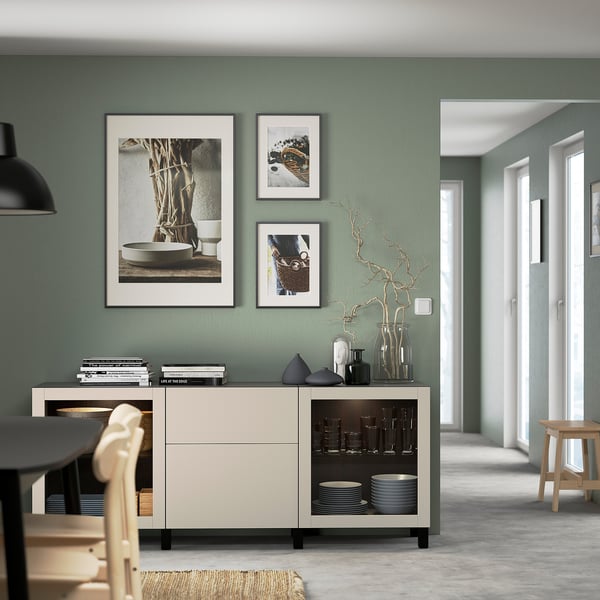 Sala da pranzo moderna con credenza, tavolo, sedie e lampada a sospensione BESTÅ.