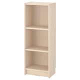 Una libreria BILLY in bianco. Realizzato in truciolare e fibra di legno, è dotato di tre ripiani regolabili e di un design semplice e minimalista.