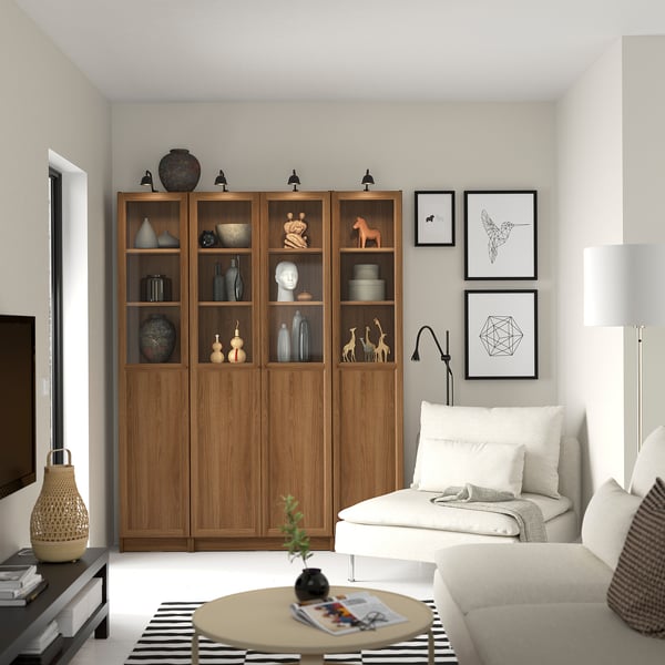 Soggiorno moderno con libreria BILLY, divano, tv e decorazione.