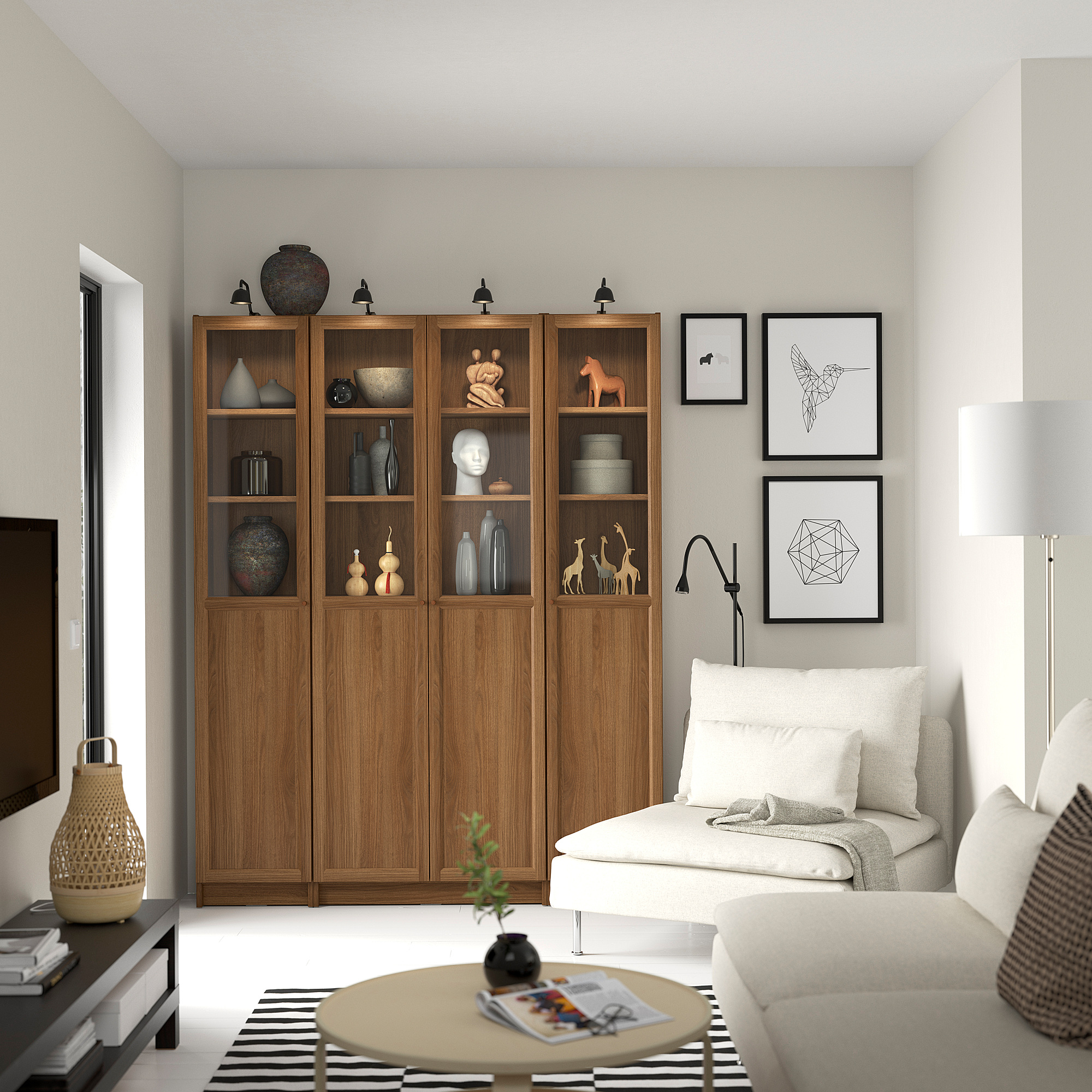 Soggiorno moderno con libreria BILLY, divano, tv e decorazione.