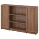 Una libreria BILLY in marrone con contenitore a giorno e chiuso, caratterizzata da una struttura in legno e da un design semplice.
