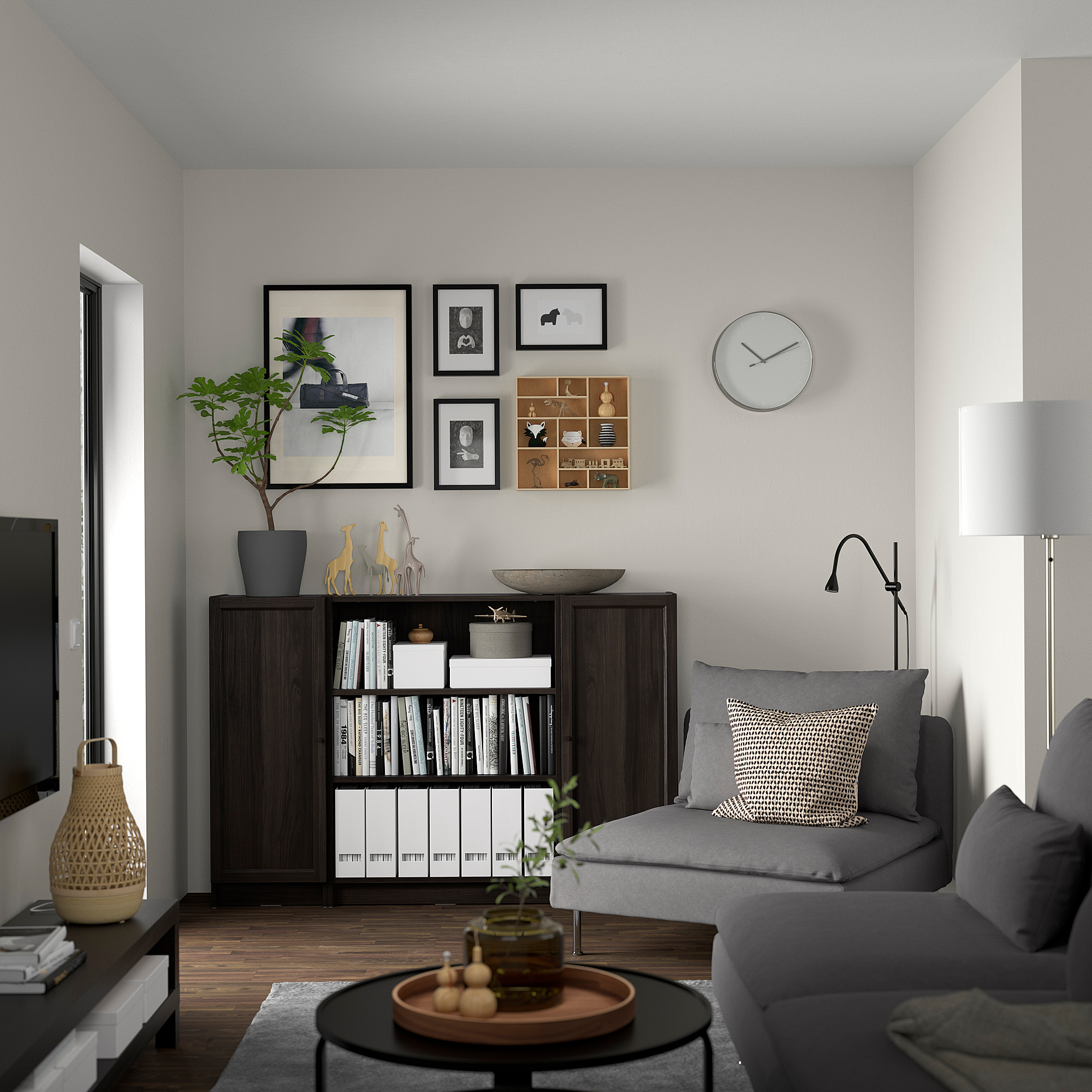 Soggiorno moderno con divano grigio, cuscini, tavolo in legno, lampada, libreria BILLY, piante, arte e decorazioni.