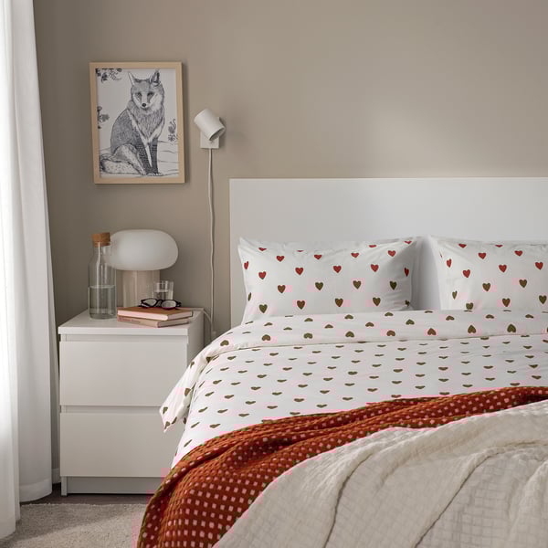 Letto con piumino bianco BJÖRNBÄRBUSKE , stampa a cuore, comodino abbinato, stampa volpe, lampada, libri.