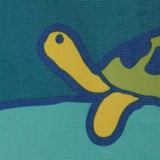 Vivace custodia a tema subacqueo realizzata con plastica oceanica riciclata, in posizione verticale con design giallo a creatura subacquea.