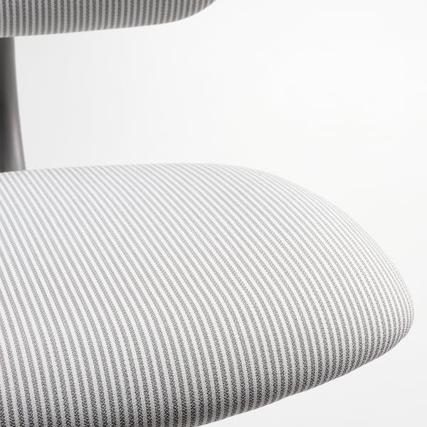 Vista ravvicinata di una sedia moderna seduta imbottita con sottili strisce orizzontali. Il tessuto appare morbido e resistente, offrendo comfort per la seduta.