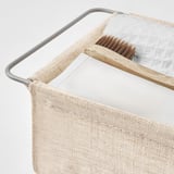 Contenitore Bollöskund beige, con manico, dimensionato per cassetti, con rete e telaio in acciaio.