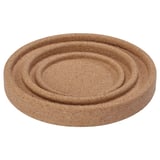 Un sottobicchiere rotondo in sughero con bordo rialzato, progettato per contenere piatti, tazze e ciotole, prevenendo fuoriuscite e proteggendo le superfici.