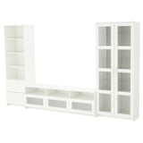 Un set di mobili portatv BRIMNES bianco. Ripiani, cassetti e ante in vetro regolabili per uno stoccaggio organizzato.