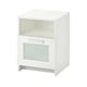 Un comodino ikea BRIMNES bianco con ripiano e cassetto. Il cassetto ha un frontale in vetro e il pezzo ha un design semplice e moderno.