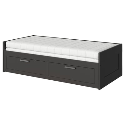 Divano letto BRIMNES grigio con cassetti e materasso bianco.