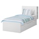 Letto BRIMNES bianco con lenzuola a righe, con contenitore integrato e ripiani della testiera regolabili.