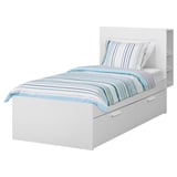 Letto BRIMNES bianco con contenitore, ripiani e cassetti integrati per piccoli spazi.