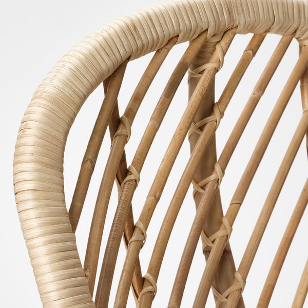 Poltrona in rattan intrecciato a mano, che mette in mostra una trama intricata e una trama naturale, evidenziando l'artigianalità e la durata.
