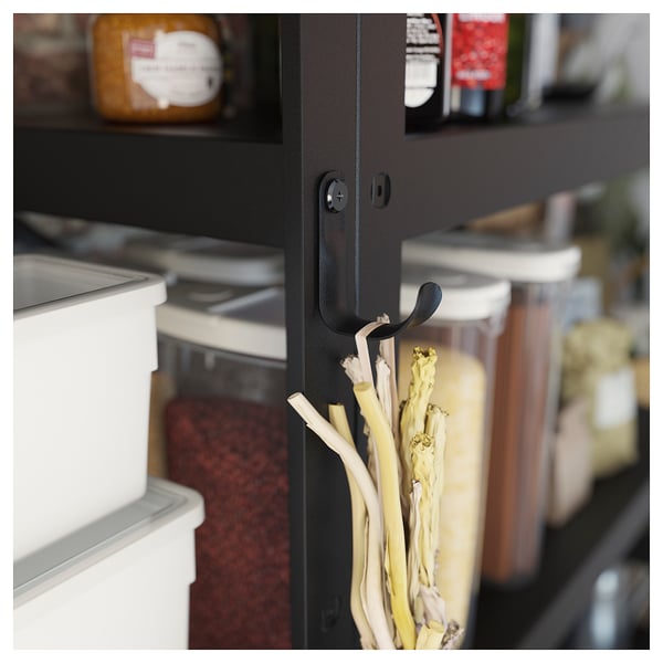 I ganci portaoggetti BROR neri contengono cipolle bianche in cucina, mettendo in mostra il design elegante degli organizzatori.