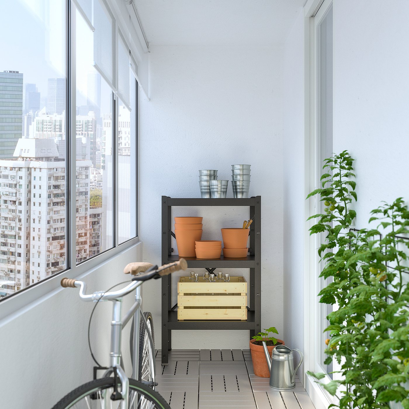 Balcone con ripostiglio in acciaio nero BROR, vasi di terracotta, bicicletta e vegetazione contro la parete bianca.