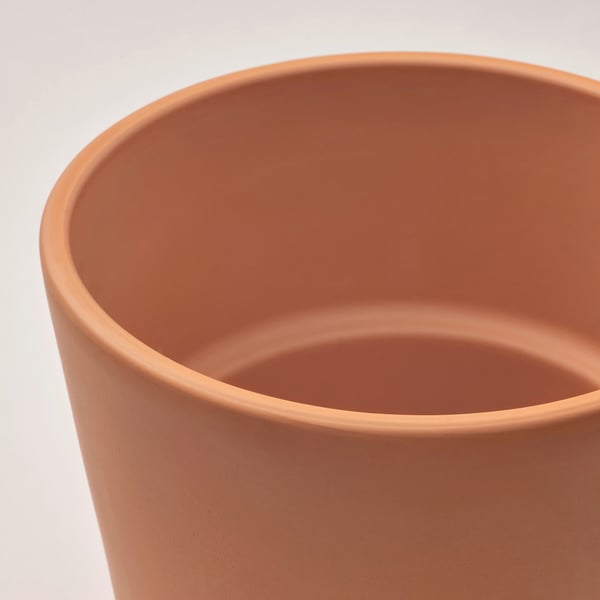 Fioriera in terracotta con finitura liscia e foro di scarico.
