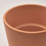 Fioriera in terracotta con finitura liscia e foro di scarico.