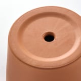 Primo piano di vasi in terracotta, superficie liscia e robusta e foro di drenaggio.