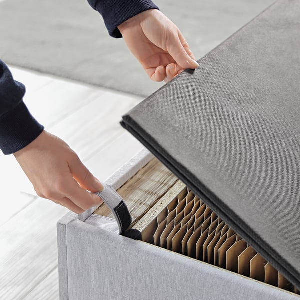 Aprendo i mobili BURSERYD, si scopre il letto a nido d'ape in carta riciclata.