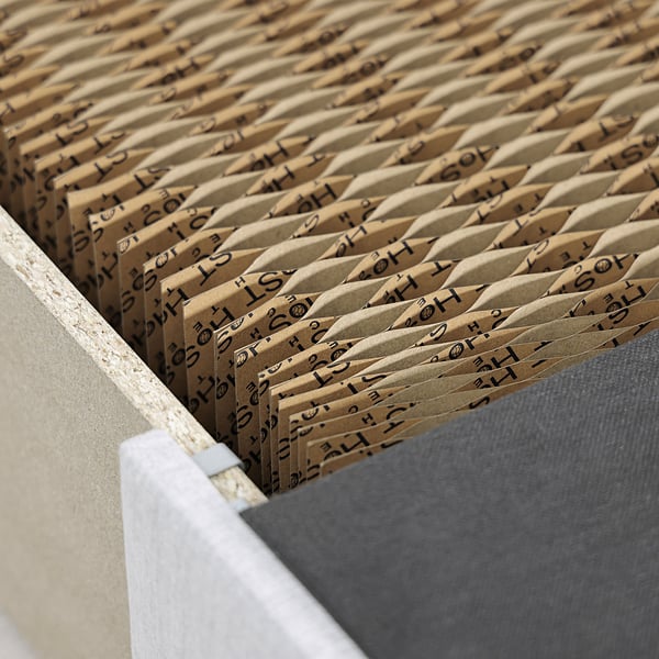 Piccoli cubi portaoggetti disposti in modo ordinato, che mostrano qualità artigianale e design organizzato.