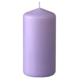 Candela singola a colonna color lavanda di forma cilindrica e finitura liscia, realizzata in paraffina e cera vegetale.