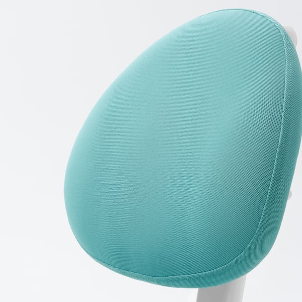 Una sedia girevole elegante e moderna con rivestimento in tessuto turchese, progettata per garantire comfort e supporto ergonomico.