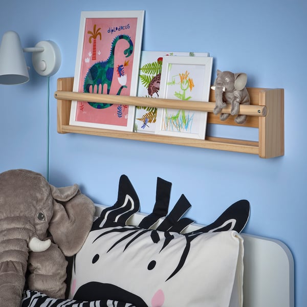 DJUNGELSKOG elefante grigio giocattolo vicino allo scaffale con arte per bambini, piccolo e morbido.