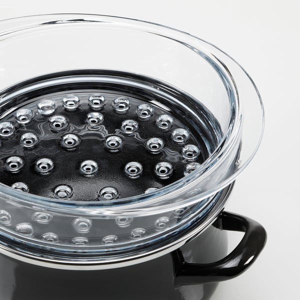 Vaporiera nera con coperchio.