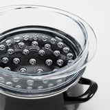 Vaporiera nera con coperchio.
