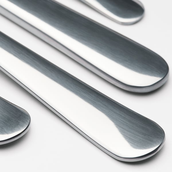 Set di posate: cucchiai, forchetta, coltello, cucchiaino. Design lucido, in acciaio inossidabile, pulito.