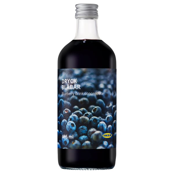 Una bottiglia di concentrato di bevanda al mirtillo ikea, 485 ml, liquido blu scuro, bottiglia di vetro con tappo metallico.