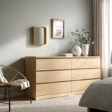 Camera da letto minimalista con mobili in rovere: specchio, comò, vaso, sedia, finestra.
