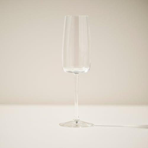 Flûte da champagne singolo ed elegante dal design elegante e chiaro, in posizione eretta.