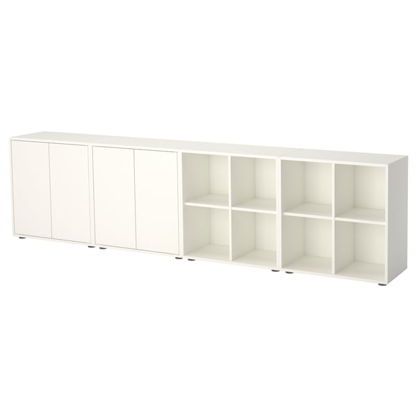 Un mobile contenitore EKET di colore bianco, con scomparti chiusi e a giorno per un'organizzazione versatile. Design moderno e minimalista con piedini regolabili.