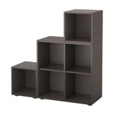 Cubi portaoggetti EKET grigio scuro dal design moderno e asimmetrico con molteplici scomparti aperti.