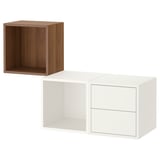 Due cubi di stoccaggio moderni: uno marrone e uno bianco. Forma quadrata, stile aperto e cassetti, montati a parete.