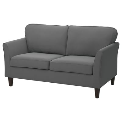Divano moderno a due posti grigio, morbido tessuto strutturato, gambe in legno, eleganti cuscini.