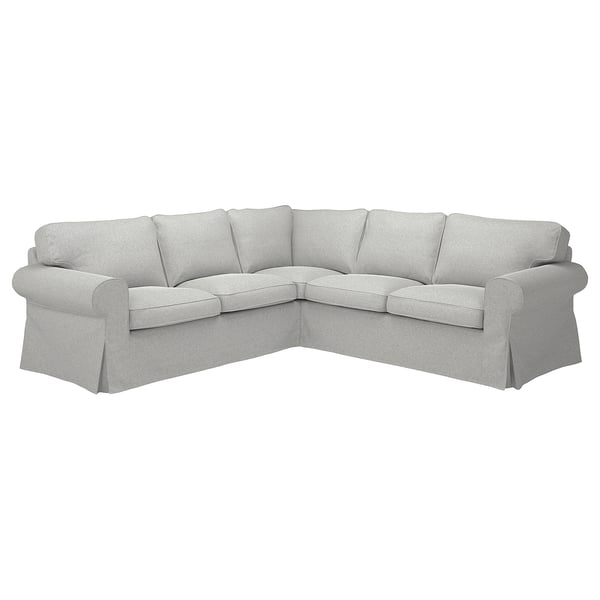 Un divano angolare EKTORP grigio chiaro con braccioli arrotolati e cuscini spessi, progettato per il comfort ed elegante con rivestimenti rimovibili.