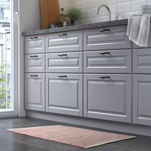 Piccolo tappeto da cucina intrecciato a mano in colori tenui, realizzato in cotone riutilizzato, che offre comfort e riduce gli scivolamenti.