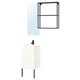 Allestimento moderno del bagno: mobile bianco, accenti neri, specchio in vetro e cornice in metallo.