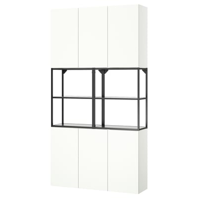 Un pensile bianco ENHET con struttura a giorno e ripiani in metallo nero. Offre uno stoccaggio moderno con un mix di spazi aperti e chiusi.
