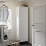 Moderno mobile bianco ENHET per il bucato, più grande della porta, contiene prodotti per la pulizia.