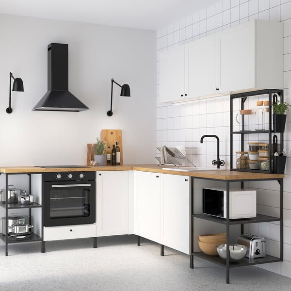 Cucina moderna: armadi bianchi, elettrodomestici neri, bancone in legno.