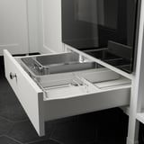 Cassetto da cucina aperto ENHET con scomparti per posate.