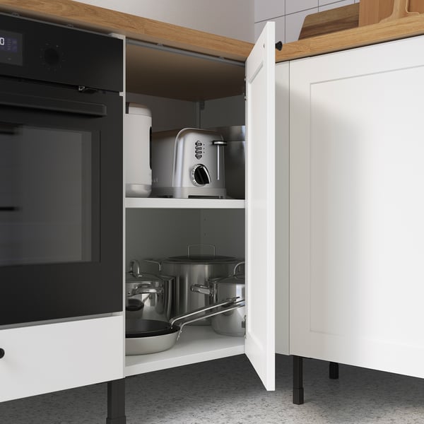 Cucina moderna con mobili ENHET, elettrodomestici da incasso e contenitori organizzati.