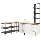 Moderna configurazione della cucina bianca con bancone in legno, ripiani aperti e supporto in metallo.