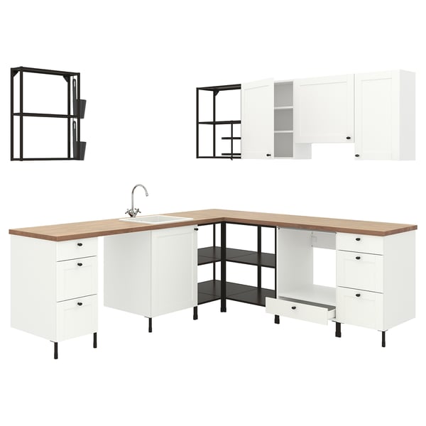 Moderna cucina modulare bianca con piano di lavoro in legno, ripiani aperti e lavello integrato.