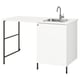 Un mobile lavanderia ENHET bianco con lavello, caratterizzato da un design moderno con accenti in acciaio inox.