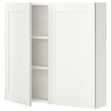 Un pensile ENHET bianco con due ripiani aperti e due ante chiuse, caratterizzato da un design pulito e minimalista con bordi squadrati e finitura liscia.