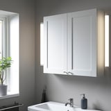 Pensile ENHET sopra il lavandino in bagno con luci e piante.